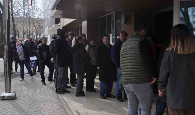 SGK önündeki EYT kuyrukları devam ediyor
