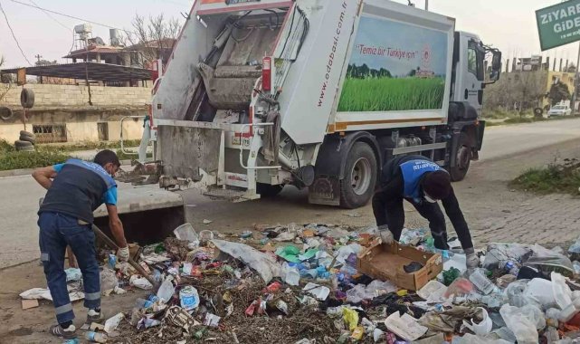 Siirt Belediyesi temizlik ekibi Hatay'da çöpleri topluyor