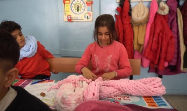 Siirt'te ilkokul öğrencileri depremzede çocuklar için atkı örüyor