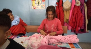 Siirt'te ilkokul öğrencileri depremzede çocuklar için atkı örüyor