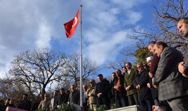 Siirt'te PKK'lı teröristlerce şehit edilen 6 güvenlik korucusu, mezarları başında anıldı