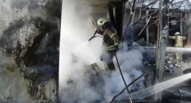 Silivri'de işçilerin kaldığı konteynerlerde yangın