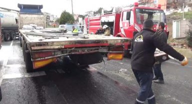 Silivri'de kamyon TIR'a çarptı: 3 yaralı