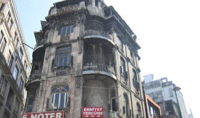 Sirkeci'de 119 yıllık Vlora Han harabeye döndü
