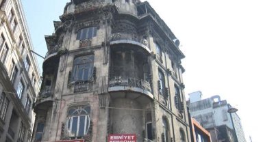 Sirkeci'de 119 yıllık Vlora Han harabeye döndü
