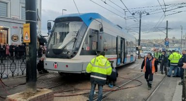 Sirkeci'de aynı yerde tramvay yeniden raydan çıktı