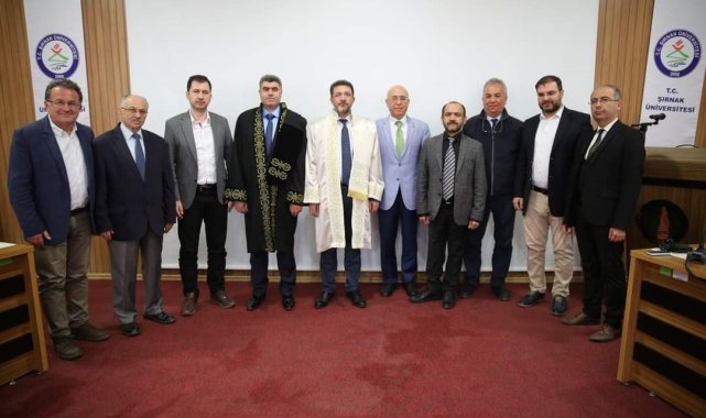 Şırnak üniversitesinde doçentlik unvanı alan öğretim üyesi cübbesini giydi