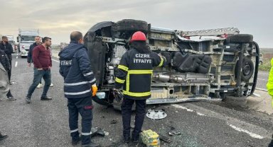 Şırnak'ta kaza sonucu karşı şeride savrulan iki minibüse TIR çarptı: 8 yaralı