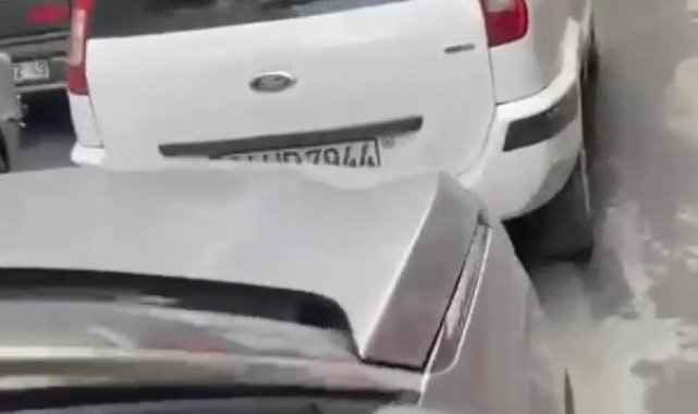 Şişli'de park yeri için esnafla tartışan sürücü yolu trafiğe kapattı