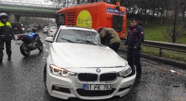 Şişli'de virajı alamayan otomobil temizlik aracına çarptı