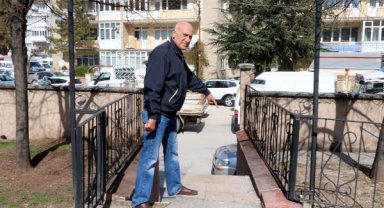 Site girişindeki merdiven korkuluğunu 2 dakikada çalıp, kaçtılar; o anlar kamerada