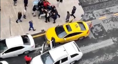Sokak ortasındaki tekme ve yumruklu kavga kamerada