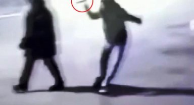 Sokakta yürüyen Eşe'yi sırtından bıçaklayan sanığa tahliye