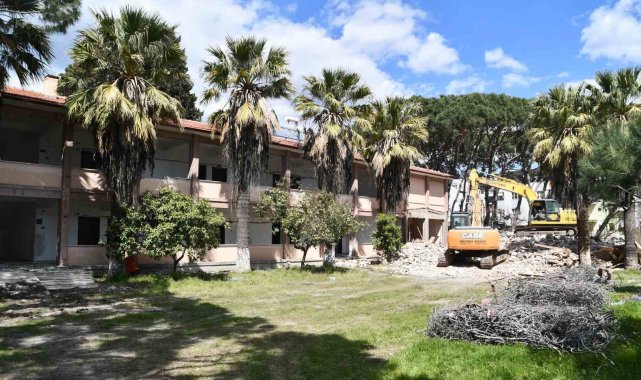 Söke'de yıllarca hizmet veren bina yıkılıyor