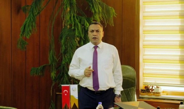Sorgun Belediye Başkanı Ekinci ve belediye çalışanları İstiklal Marşı'nı okudu