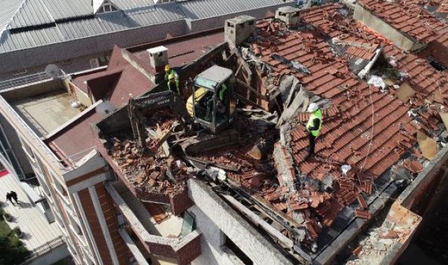 Sosyal medyada çok konuşulan Bağcılar'daki binanın yıkımına başlandı