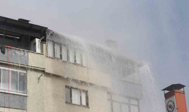 Su borusu patladı, ortalık savaş alanına döndü