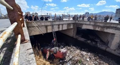Sulama kanalına düşen otomobilden yara almadan çıktılar