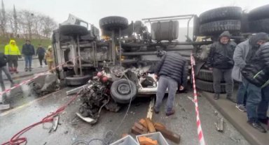 Sultagazi'de beton mikseri otomobilin üzerine devrildi: 2 yaralı
