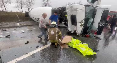 Sultagazi'de beton mikseri otomobilin üzerine devrildi:2 yaralı-1