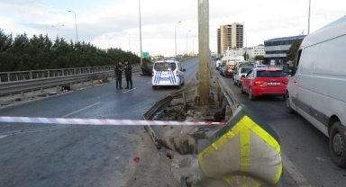 Sultanbeyli'de otomobil bariyere çarptı: 2 yaralı 