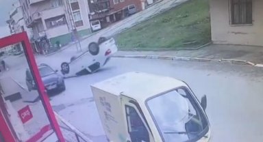 Sultanbeyli'de otomobil takla attı