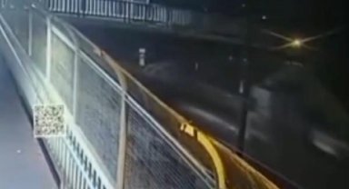 Sultangazi'de hafriyat kamyonunun damperi üst geçide çarptı