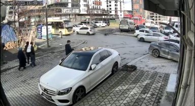 Sultangazi'de 30 bin liralık telefonu düşürdü; yoldan geçen ailenin telefonu aldığı anlar kamerada  