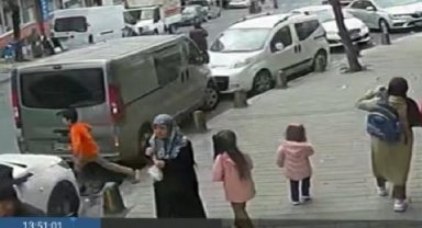 Sultangazi'de aniden yola fırlayan çocuğa otomobil çarptı   