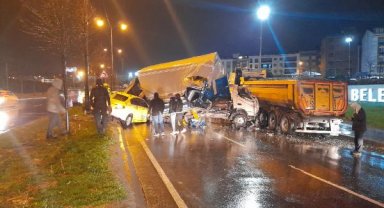 Sultangazi'de hafriyat kamyonuna çarpan kamyonet, taksiyi altına aldı: 3 yaralı
