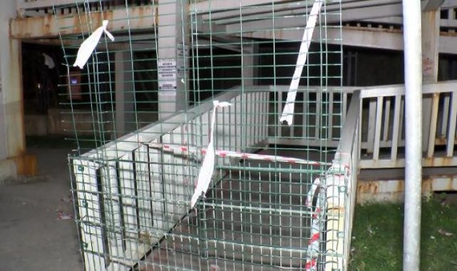 Sultangazi'de hafriyat kamyonunun damperi üst geçide çarptı: Geçit yaya trafiğine kapatıldı