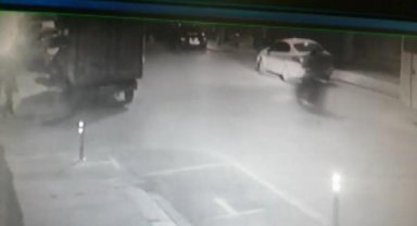 Sultangazi'de motosikletli saldırganlar iş yerine silahla ateş açtı: 2 yaralı 