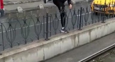 Sultangazi'de tramvay yoluna girdi seferlerin aksamasına neden oldu