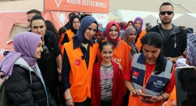 Sümeyye Erdoğan, çadır kentte kalan depremzedeleri ziyaret etti