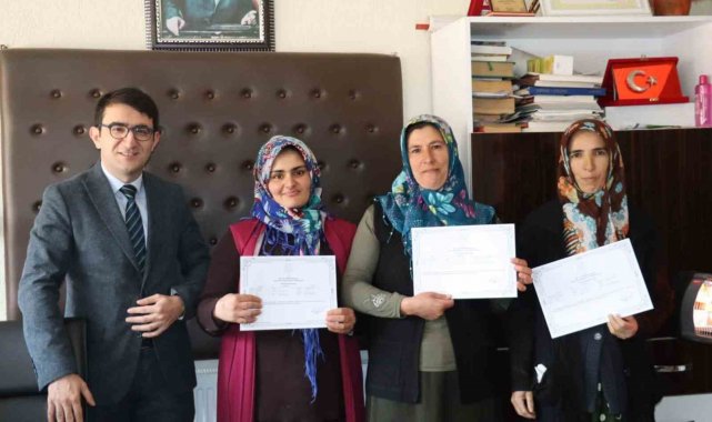 Sürü Yöneticiliği Kursu'nda başarı gösteren kursiyerler sertifika verildi