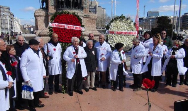 Taksim Cumhuriyet Anıtı'na sağlık çalışanları çelenk bırakıldı