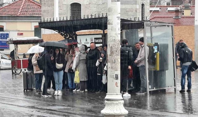 Taksim'de aniden başlayan yağmura vatandaşlar hazırlıksız yakalandı