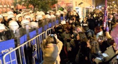 Taksim'e yürümek isteyen kadınlara polis müdahalesi