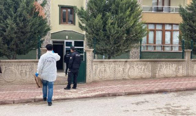Tartıştığı annesini bıçaklayıp, kendini eve kilitledi