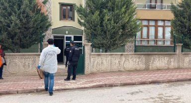 Tartıştığı annesini bıçaklayıp, kendini eve kilitledi