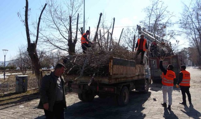 Tatvan'da park ve bahçelerde bahar temizliği