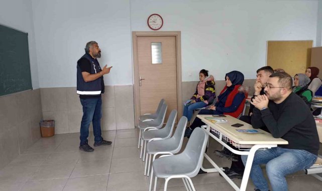 Tavşanlı'da 84 kişiye "En iyi Narkotik Polisi Anne" sunumu