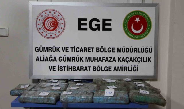 Teknenin karinasına gizlenen 22 kilo kokaini dalgıçlar çıkardı