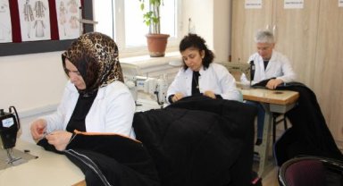 Termal kumaşlardan uyku tulumu yapıp deprem bölgesine gönderiyorlar