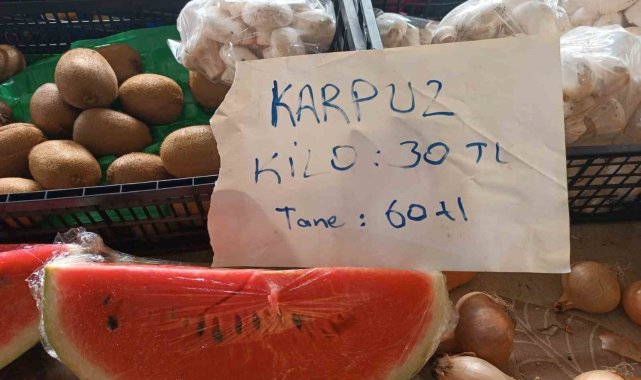 Tezgahlarda yerini alan karpuzun dilimi 60 liradan satılıyor