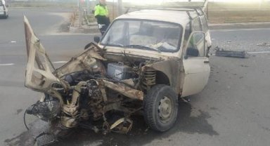 TIR ile çarpışan otomobilin sürücüsü yaralandı