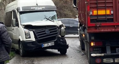 TIR, madencileri taşıyan servise çarptı: 6 yaralı