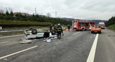 TIR'a çarpan otomobil takla attı: 2 yaralı