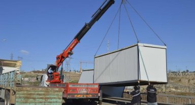 TIR'dan düşen konteynerler yolu kapattı