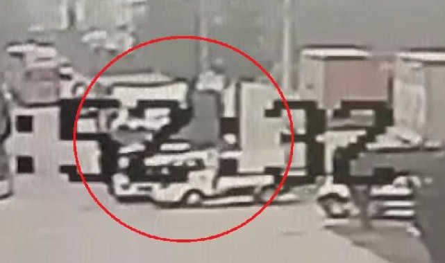 TIR'ın çarptığı kamyonetin sürücüsü ağır yaralandı; kaza kamerada